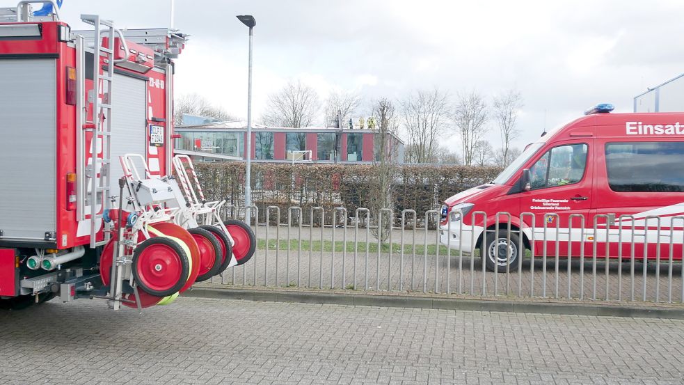 Einsatzkräfte der Freiwilligen Feuerwehr Ramsloh sowie des Technischen Hilfswerks hatten am Donnerstag das Gebäude gesichert, um weitere Schäden am Dach zu verhindern. Foto: Kruse