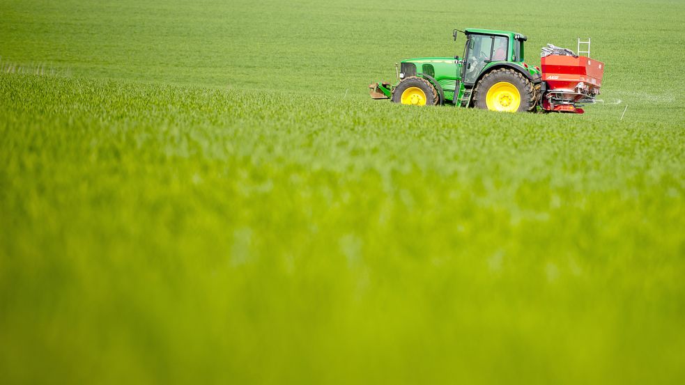 Landtechnik-Hersteller können zurzeit nicht alle Maschinen direkt fertigbauen. Es fehlen Teile wie Chips. Foto: dpa/Philipp Schulze
