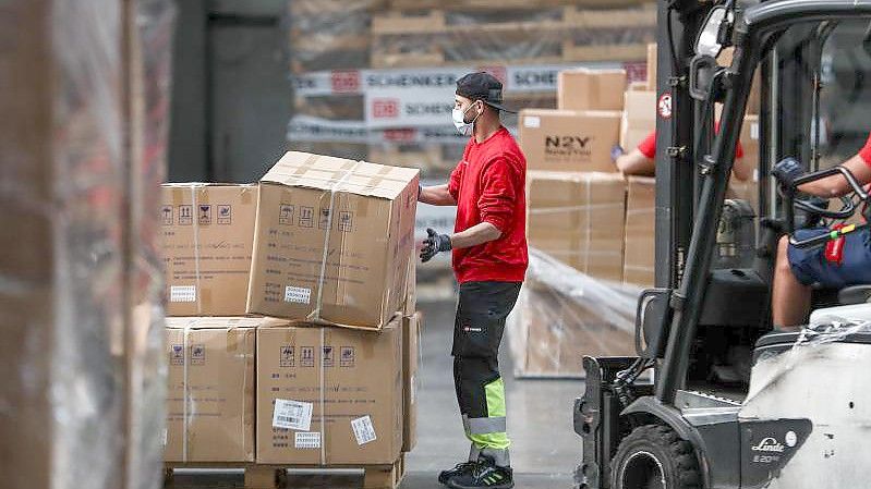 In Medienberichten ist ein Kaufpreis von bis zu 20 Milliarden Euro für DB Schenker genannt worden. Foto: Christoph Schmidt/dpa