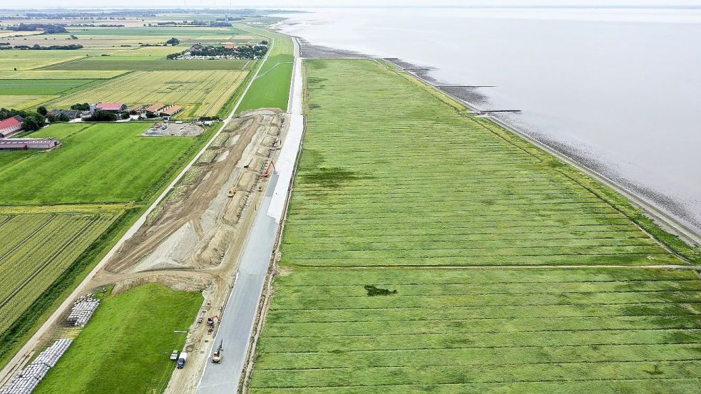 Am Deich in der Krummhörn wird aktuell gebaut. Foto: NLWKN