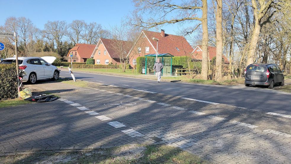 Die Autos blieben nach dem Aufprall an den Straßenrändern liegen. Foto: Keller