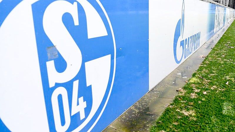 Das Logo des russischen Energieunternehmens Gazprom ist beim FC Schalke 04 allgegenwärtig. Foto: Caroline Seidel-Dißmann/dpa