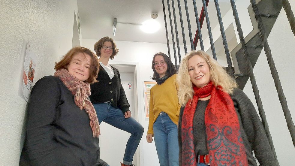 Manuela Feldmann von der Gemeinwesenarbeit der Stadt (von links), Susanne Kreienbrock, Koordinatorin der Gesundheitsregion Leer, und Ulrike Beckmann von der Gemeinwesenarbeit begrüßten die Freiwillige Petra Uecker im Haus Hermann. Foto: Kierstein