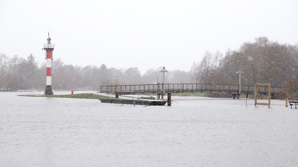 Landunter herrschte nach Sturmtiefs und Dauerregen beim Bootshafen in Barßel: Die Landzunge war überflutet. Foto: Passmann