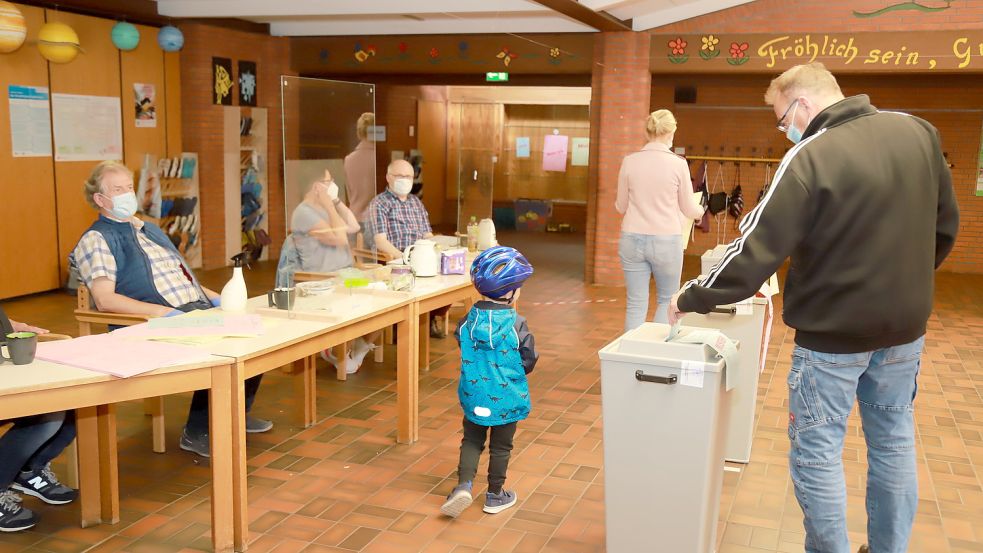 Am Sonntag waren in den Gemeinden Barßel und Saterland, hier in der Marienschule Strücklingen, die Wahllokale geöffnet. In beiden Kommunen stehen für die Sitzverteilung in den Gemeinderäten noch Losentscheide an. Foto: Passmann