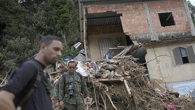 Militäroffiziere begutachten in Petropolis ein Haus, das durch einen Erdrutsch beschädigt wurde. Foto: Silvia Izquierdo/AP/dpa
