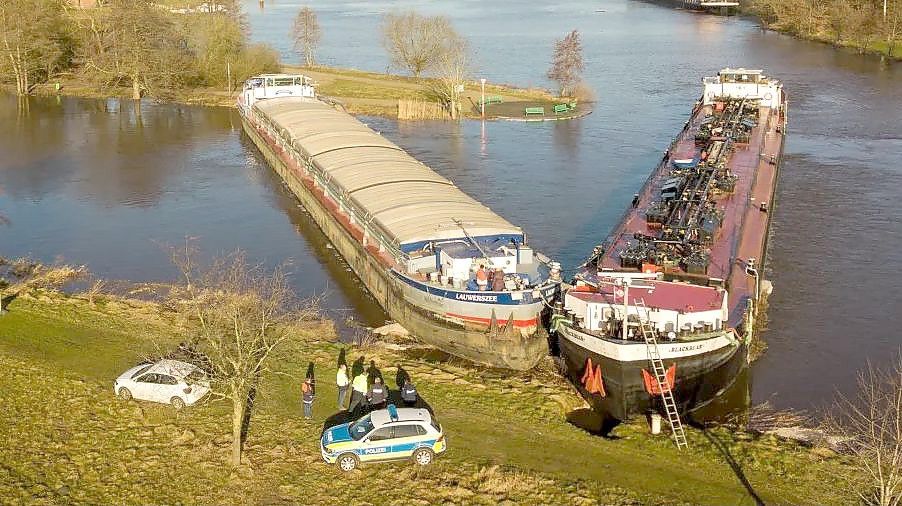 Polizei und Wasserstraßen- und Schifffahrtsamt sind vor Ort. Foto: Böckermann