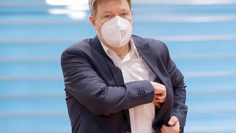 Robert Habeck spricht bezüglich des Russland-Ukraine-Konflikts von einer von Russland herbeigeführten, klar aggressiven Lage, die auf einen Angriffskrieg hindeute. Foto: Michele Tantussi/Reuters/Pool/dpa