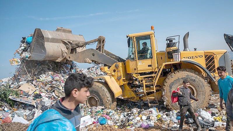 Tagelöhner sammeln auf einer Mülldeponie verwertbare Dinge. Inmitten der schwersten Wirtschaftskrise im Libanon droht der Abfallwirtschaft ein neues Tief. Foto: Arne Bänsch/dpa