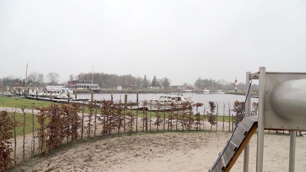 Südlich vom Traumspielpark in Barßel sollen eine Seeterrasse und ein Solar-Kiosk gebaut werden. Dafür gibt es einen satten Zuschuss vom Land – wenn die Gemeinde Barßel schnell ist. Foto: Passmann