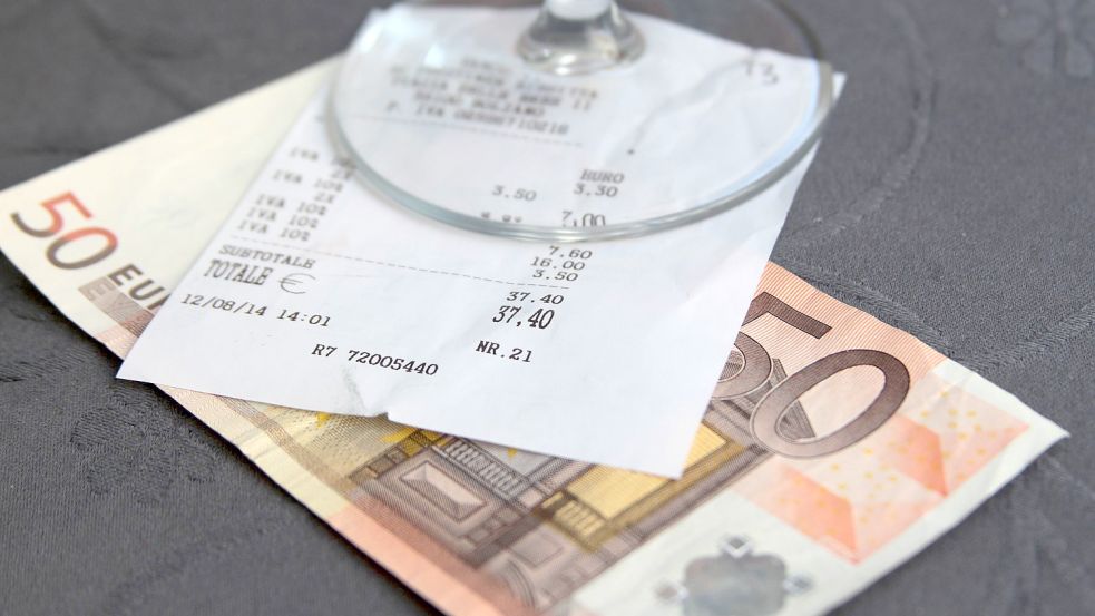 Das Aufrunden gehört im Restaurant zum guten Ton. Doch sollte durch den Anstieg des Mindestlohns das Trinkgeld entfallen? Foto: imago images/Ralph Peters