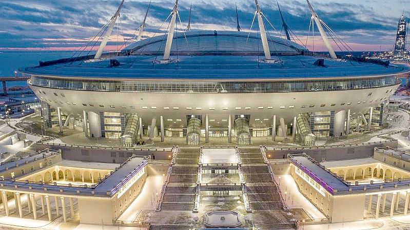 Das 2017 für die WM neu errichtete Fußballstadion in St. Petersburg. Foto: Dmitri Lovetsky/AP/dpa