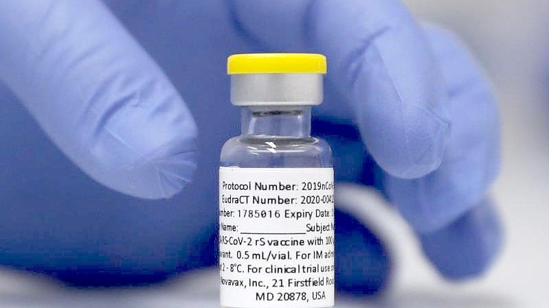 Eine Ampulle mit dem Corona-Impfstoff von Novavax. Foto: Alastair Grant/AP/dpa