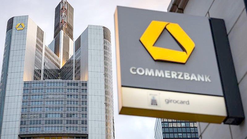 Die Commerbank-Zentrale und das Logo des Kreditinstituts an einer Filiale in Frankfurt am Main. Foto: Frank Rumpenhorst/dpa