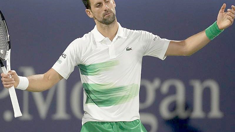 Nicht mehr Erster der Weltrangliste: Novak Djokovic reagiert nach einem verlorenen Punkt. Foto: Kamran Jebreili/AP/dpa
