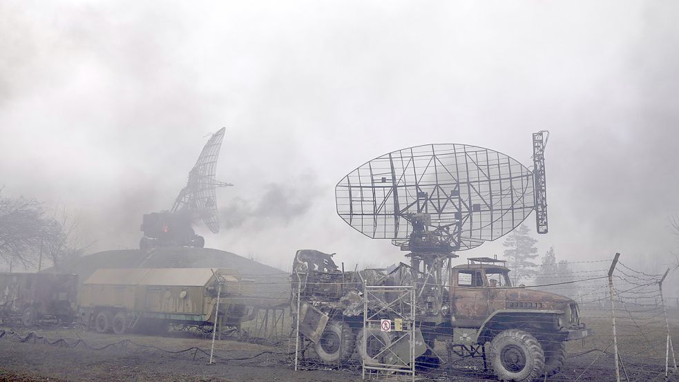Rauch steigt nach einem Angriff von einer ukrainischen Luftabwehrbasis nahe Mariupol auf. Foto: picture alliance/dpa/AP