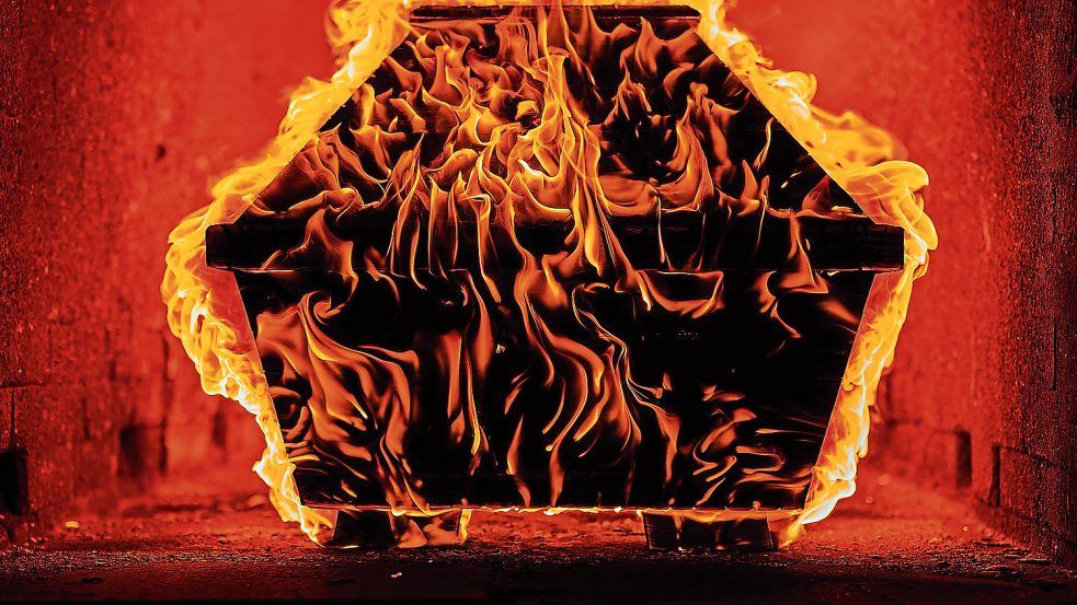 Ein Sarg steht im Ofen eines Krematoriums während der Einäscherung in Flammen (Symbolbild). Rolf Vennenbernd/dpa
