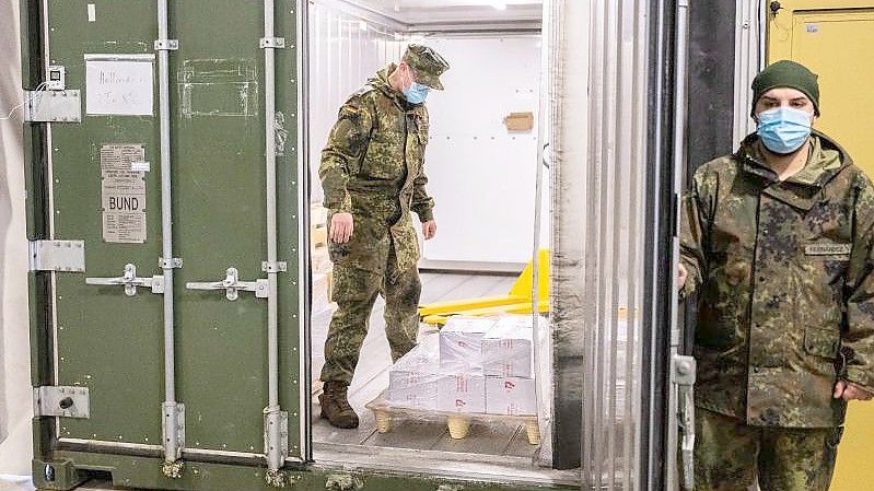 Bundeswehrsoldaten bereiten im niedersächsischen Quakenbrück die Auslieferung von Nuvaxovid vor. Foto: Mohssen Assanimoghaddam/dpa