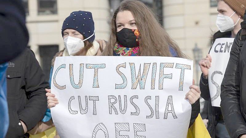 Solidaritäts-Demonstration für die Ukraine in Berlin mit der Forderung: „Cut Swift Cut Russia Off“. Foto: Paul Zinken/dpa