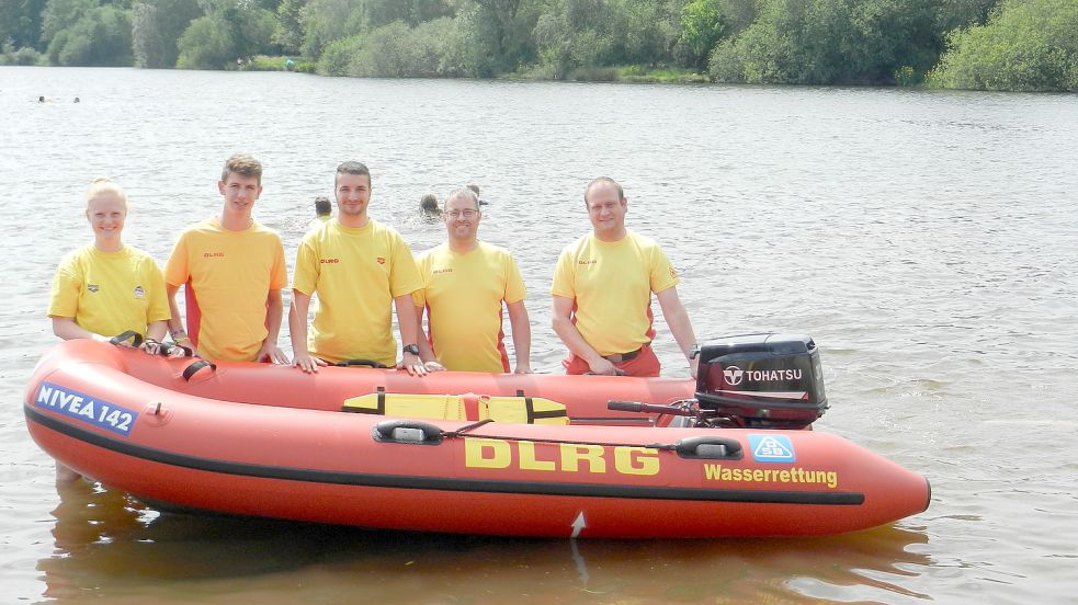 Im Sommer 2020 freuten sich bei der Saterländer DLRG-Gruppe über ein neues Rettungsboot (von links): Franziska Ewen, Elian Tapken, Mirco Krietsch, Stefan Pahlke (Schatzmeister) und Michael Dettmers (Technischer Leiter Einsatz). Foto: Privat