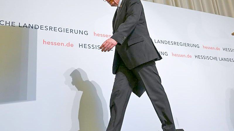 Volker Bouffier verlässt im Kongresszentrum in Fulda nach einer persönlichen Erklärung das Podium. Foto: Arne Dedert/dpa