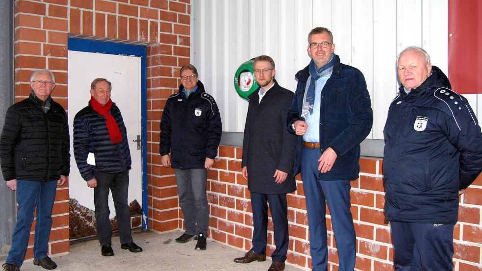 Blau-Weiß 94 Papenburg mit (von links) Theo Hanneken, Heinz Hartkens, Thomas Abbes (1. Vorsitzender) und Alois Buser bedankten sich bei Robert Grote (2. von rechts) und Mathias Hanneken von der Volksbank Papenburg. Bilder: Reemts