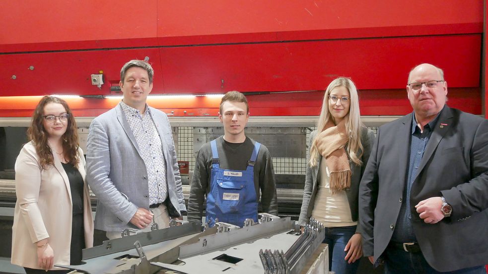 Das Handwerk sucht Nachwuchskräfte (von links): Ann-Kathrin Raker und Dr. Michael Hoffschroer von der Kreishandwerkerschaft, Daniel Müller, der bei der Claaßen-Gruppe gerade eine Ausbildung absolviert hat, Personalchefin Ina Bieder (Claaßen-Gruppe) und Obermeister Theo Vahle. Foto: Kruse