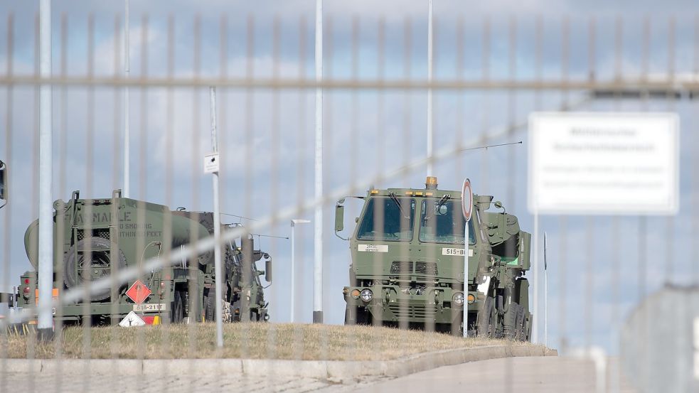 Militärfahrzeuge stehen auf dem Gelände der Wettiner Kaserne hinter einem Zaun. Am Standort ist ein Teil der Panzergrenadierbrigade 37 „Freistaat Sachsen“ stationiert. Bereits seit diesem Jahr stellt das Deutsche Heer mit der Panzergrenadierbrigade 37 „Freistaat Sachsen“ Soldatinnen und Soldaten für die NATO Response Force (NRFNATO Response Force) 2022-2024, die Eingreiftruppe der Nato, bereit, heißt es bei der Bundeswehr. Foto: Kahnert/dpa