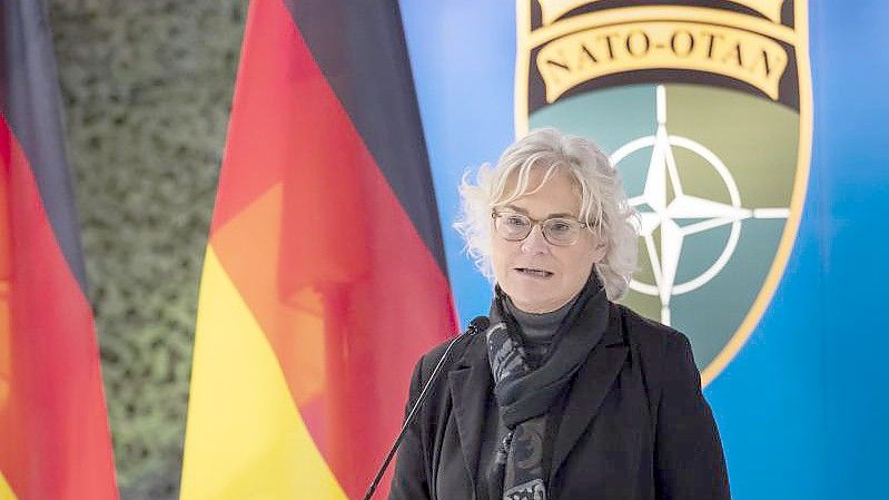 Verteidigungsministerin Christine Lambrecht (SPD) will laut einem Medienbericht der Nato weitere Unterstützung anbieten. Foto: Mindaugas Kulbis/AP/dpa