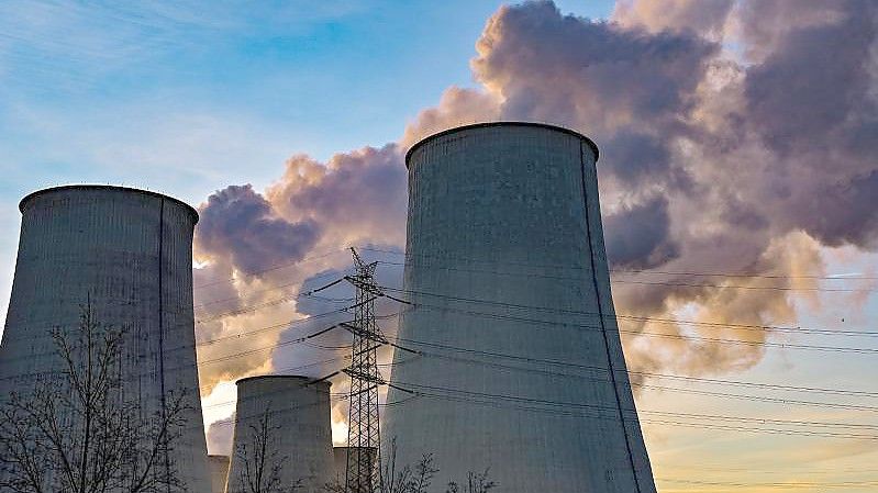 Wasserdampf steigt bei Sonnenuntergang aus den Kühltürmen eines Braunkohlekraftwerks. Vor dem Hintergrund der Invasion in die Ukraine, wird erneut die deutsche Abhängigkeit von russischem Gas diskutiert. Foto: Patrick Pleul/dpa-Zentralbild/dpa