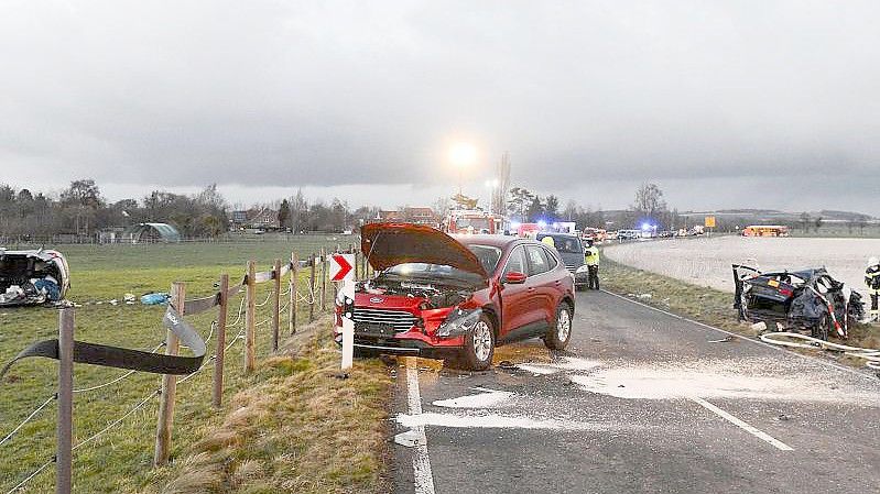 Bei einem Frontalzusammenstoß zweier Autos bei Barsinghausen ist nach Polizeiangaben ein Kind ums Leben gekommen, mindestens vier weitere Menschen sind schwer verletzt worden. Foto: Frank Tunnat/dpa