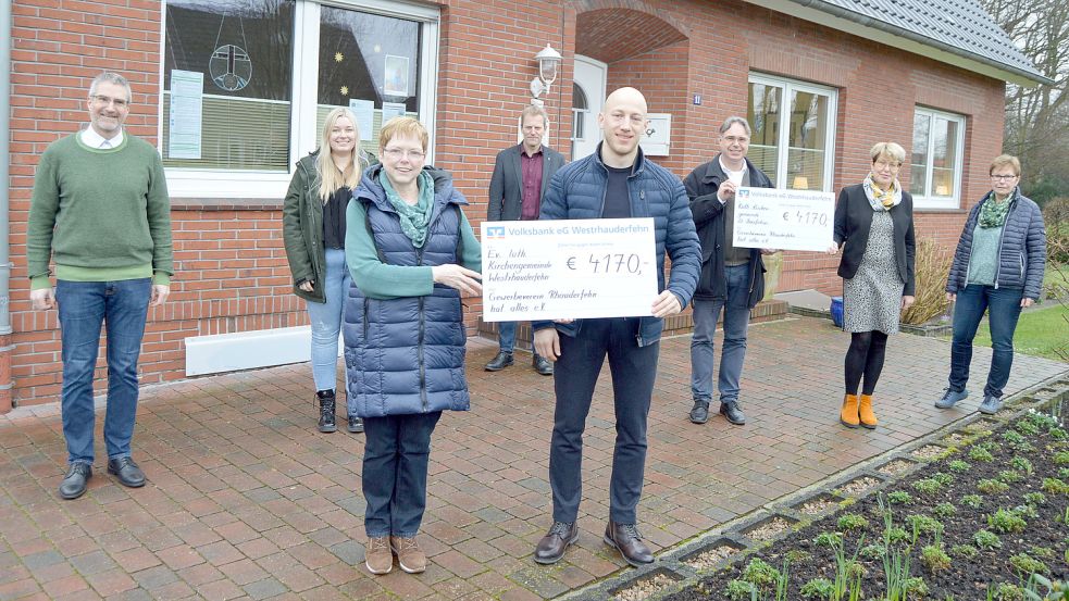 Das Foto zeigt (von links) Frerich Dreesch-Rosendahl (evangelisch-lutherische Kirchengemeinde Rhauderfehn), Merle Stührenberg (Gewerbeverein), Birgit Abel (ev.-luth. Kirchengemeinde), Geert Müller, Thies Kruse (beide Gewerbeverein), Torsten Brettmann, Deli Lindemann und Maria Janßen (alle kath. Kirchengemeinde St. Bonifatius Westrhauderfehn). Foto: Weers