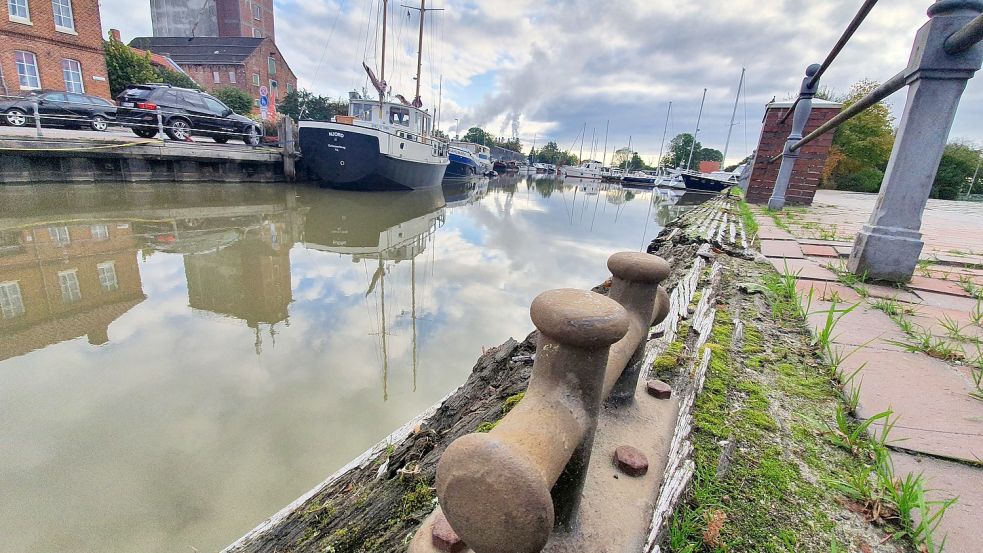 Die Spundwandabdeckung im Hafen von Weener ist schon seit Jahren völlig verrottet. Wann mit der Sanierung begonnen werden kann, ist derzeit noch unklar. Foto: Gettkowski