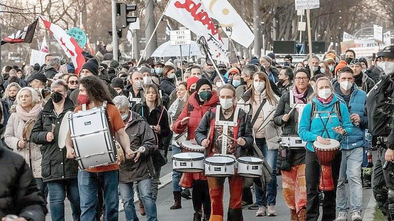 Menschen demonstrieren in Hamburg mit Trommeln bei einem Sternmarsch unter dem Motto „Gegen Maskenpflicht und sonstigen Corona-Eindämmungsmaßnahmen“. Foto: Markus Scholz/dpa