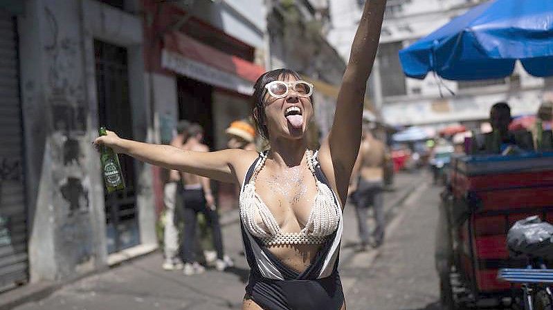 Die Stadtverwaltung in Rio de Janeiro hat wegen der Pandemie den berühmten Straßenkarneval abgesagt. Foto: Silvia Izquierdo/AP/dpa