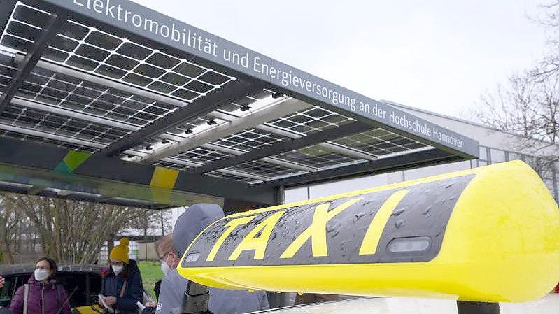 Schon vor der Pandemie stand das Taxigewerbe durch Konkurrenten wie Fahrdienstvermittler Uber unter Druck. Foto: Julian Stratenschulte/dpa