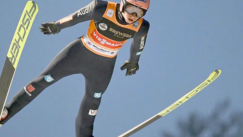 Für Karl Geiger geht es beim Weltcup um wichtige Punkte im Kampf ums Gelbe Trikot. Foto: Arne Dedert/dpa