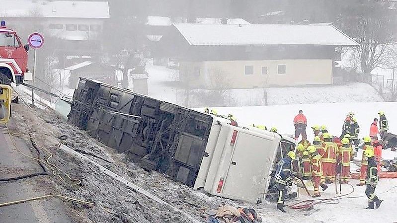 Der umgekippte Reisebus am Ortsausgang von Inzell. Bei dem Unfall sind Dutzende Menschen verletzt worden - elf davon schwer. Foto: Kreisfeuerwehrverband Traunstein/dpa