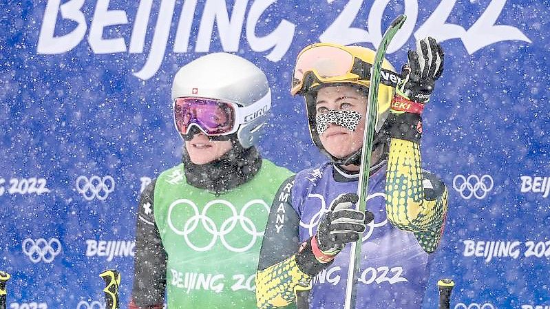 Daniela Maier (r) und Fanny Smith stehen nach dem Rennen beieinander. Foto: Angelika Warmuth/dpa