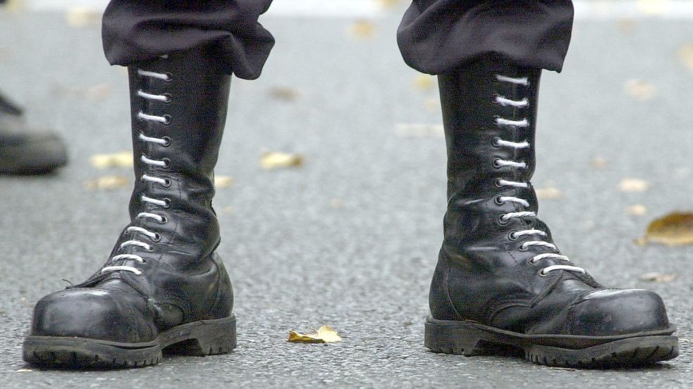 Weiß geschnürte Springerstiefel gehörten zumindest früher einmal zu den Merkmalen der rechten Szene. Symbolfoto: dpa