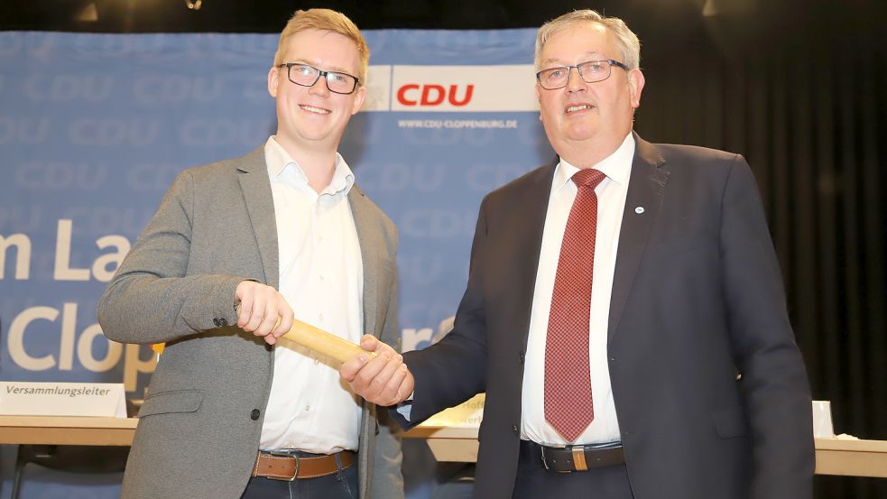 Symbolische Staffelstabübergabe an Lukas Reinken (links) von Karl-Heinz Bley. Foto: Passmann