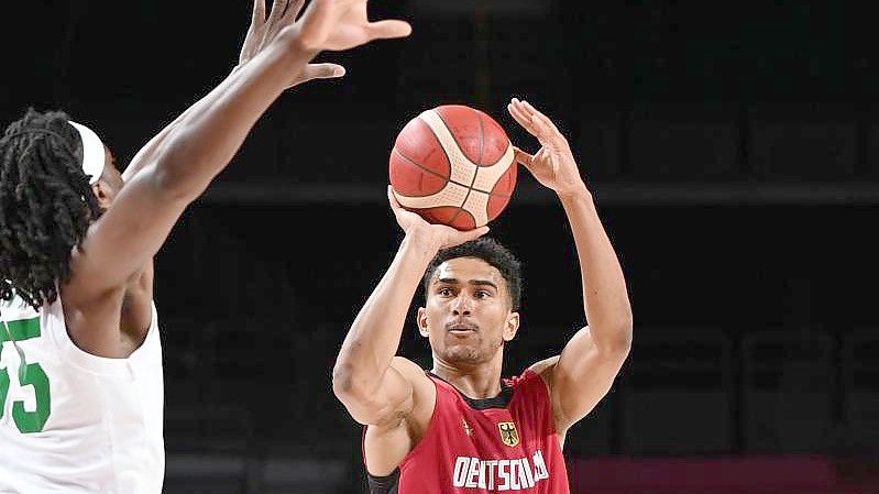 Spielmacher Maodo Lo (r) stieß zur deutschen Basketball-Nationalmannschaft. Foto: Swen Pförtner/dpa