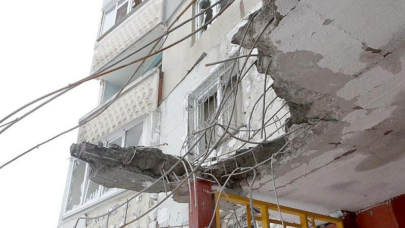 Ein beschädigtes Gebäude in der Stadt Charkow während der russischen Invasion in die Ukraine. Foto: -/Ukrinform/dpa