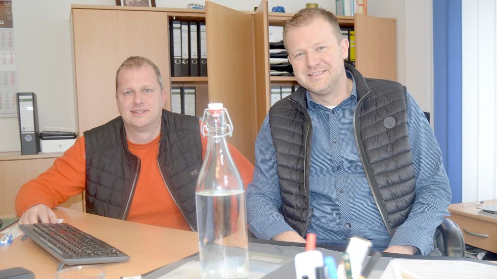 Frank Müller (rechts) und Ewald Alting, der Geschäftsführer dews Wasserversorgungsverbands Overledingen und sein Stellvertreter, trinken auch an ihrem Arbeitsplatz im Wasserwerk Collinghorst an der Schwarzmoorstraße am liebsten das hauseigene Trinkwasser direkt aus dem Wasserhahn. Foto: Fertig