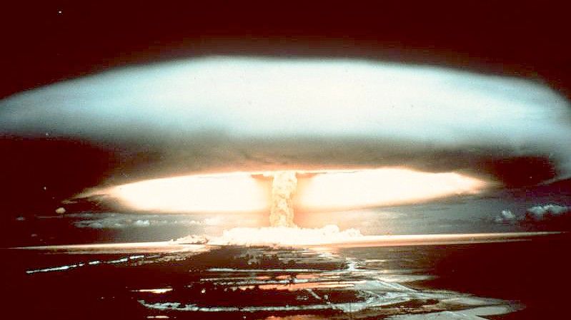 Die Explosion einer Atombombe bei einem Test. Foto: -/dpa/Archivbild