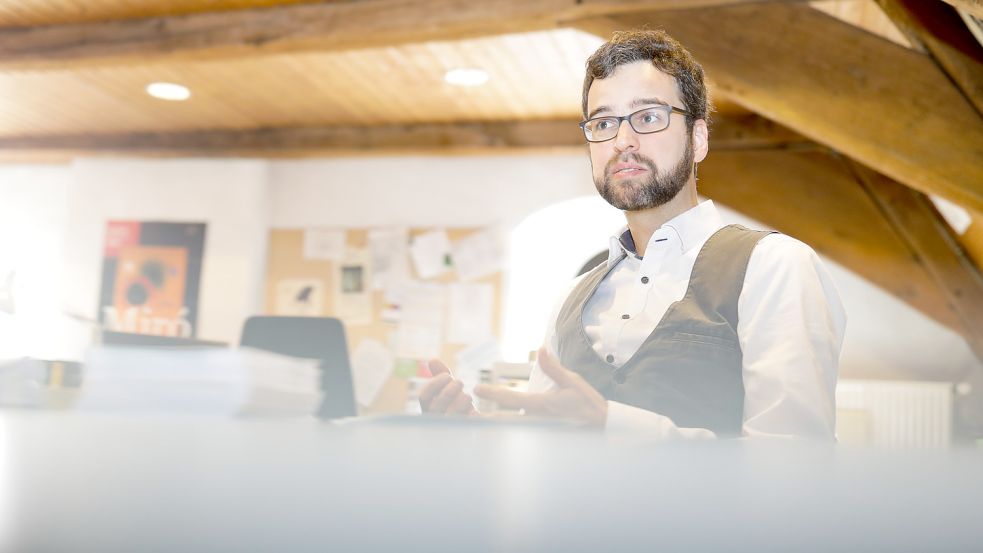 Jens Peters ist neuer Leiter des Literaturbüros Westniedersachsen und hat sein Büro im Ledenhof. Foto: Michael Gründel Foto: Michael Gründel