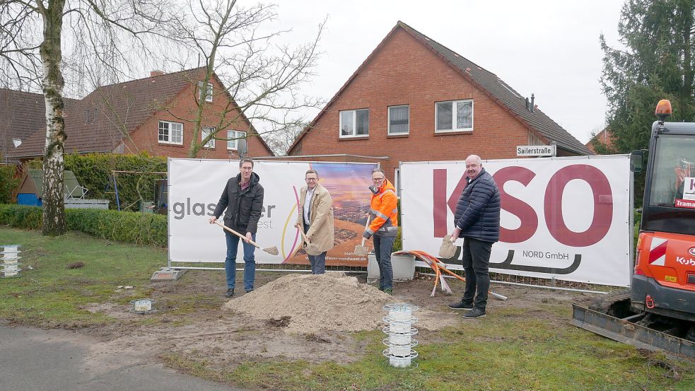 Symbolischer Spatenstich: Marco Heinje (von links) vonm der Telekom, Bürgermeister Nils Anhuth, Andreas Mayer von Glasfaser Nordwest und Andreas Fresemann vom Bauamt der Gemeinde bringen den Glasfaserausbau in Barßel auf den Weg. Foto: Kruse