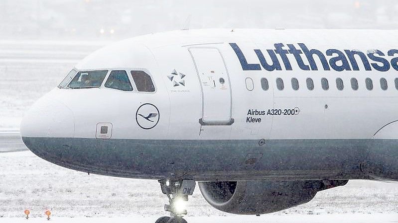 Ein Airbus A320 der Fluggesellschaft Lufthansa auf dem Frankfurter Flughafen. Foto: Silas Stein/dpa