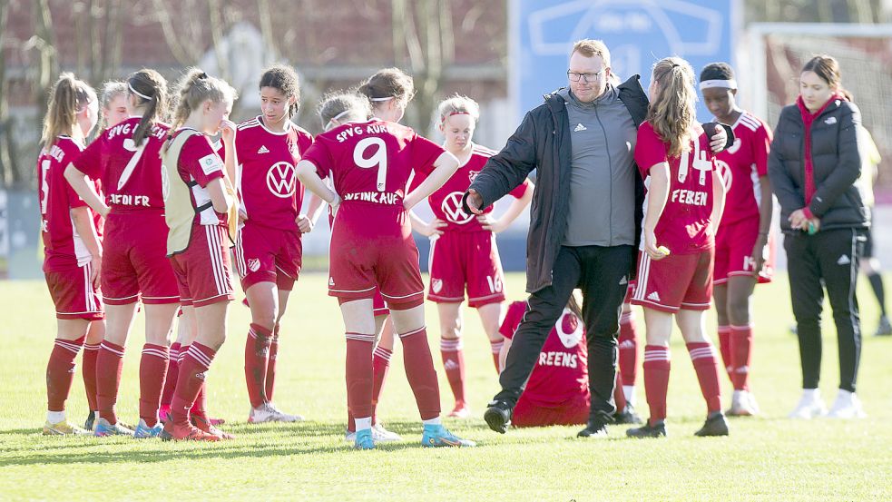 Die Enttäuschung war groß bei den Spielerinnen der SpVg Aurich. Co-Trainer Thorben Cordes musste nach der 1:2-Niederlage gegen Spitzenteam Wolfsburg einiges an Aufbauarbeit leisten. Fotos: Doden