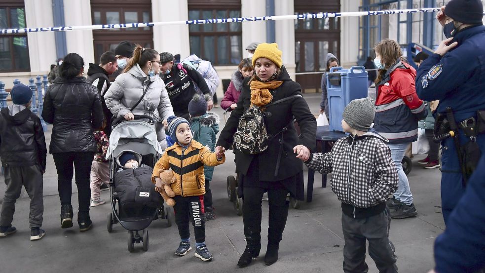 Seit dem Kriegsbeginn befinden sich viele Tausend Ukrainer auf der Flucht gen Westen. Foto: Szilagyi/AP/dpa
